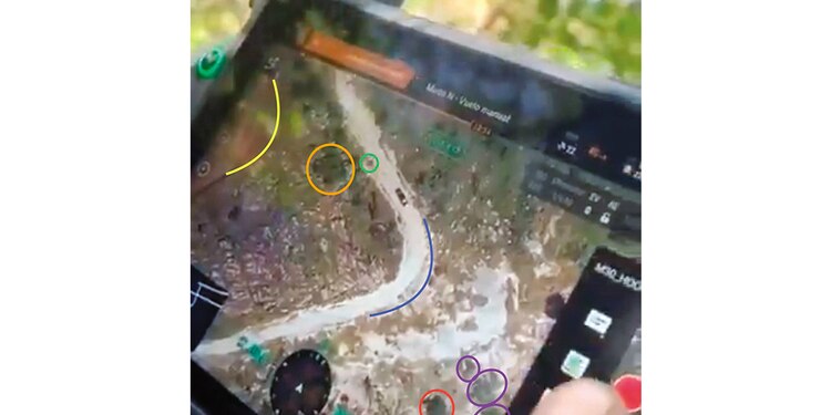 Un video muestra al operador de un
dron desde el cual se lanza un explosivo