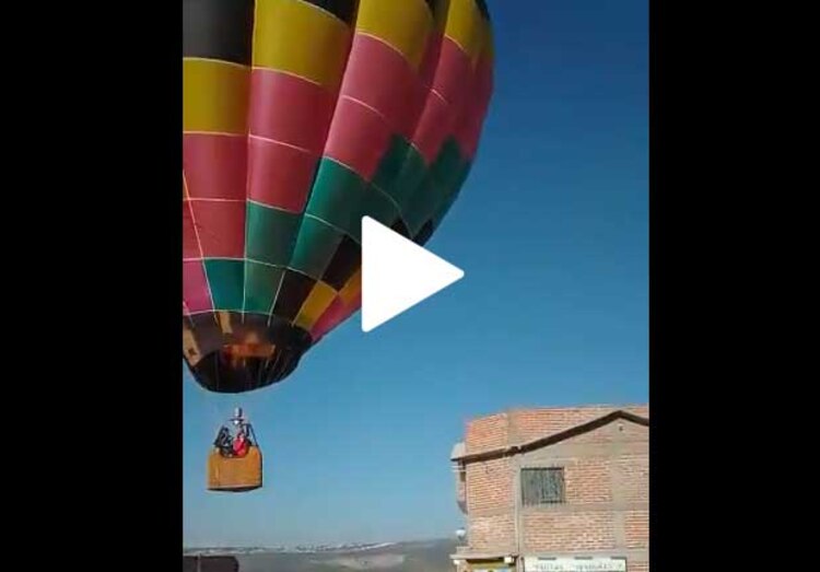 Globo aerostático derriba cable de luz y tinaco de agua en León