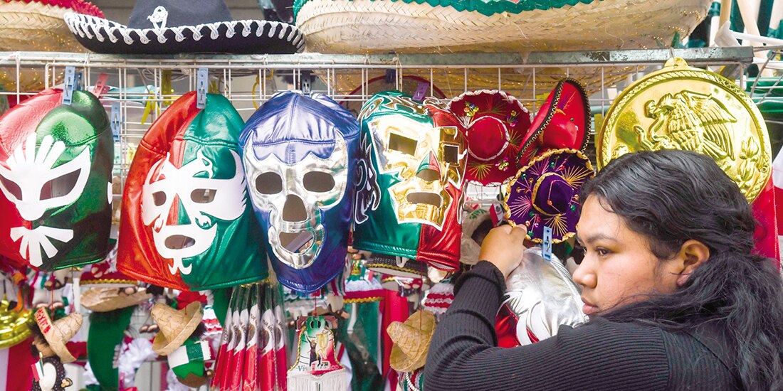 Una persona vende artículos temáticos en el Zócalo capitalino en una imagen de archivo.
