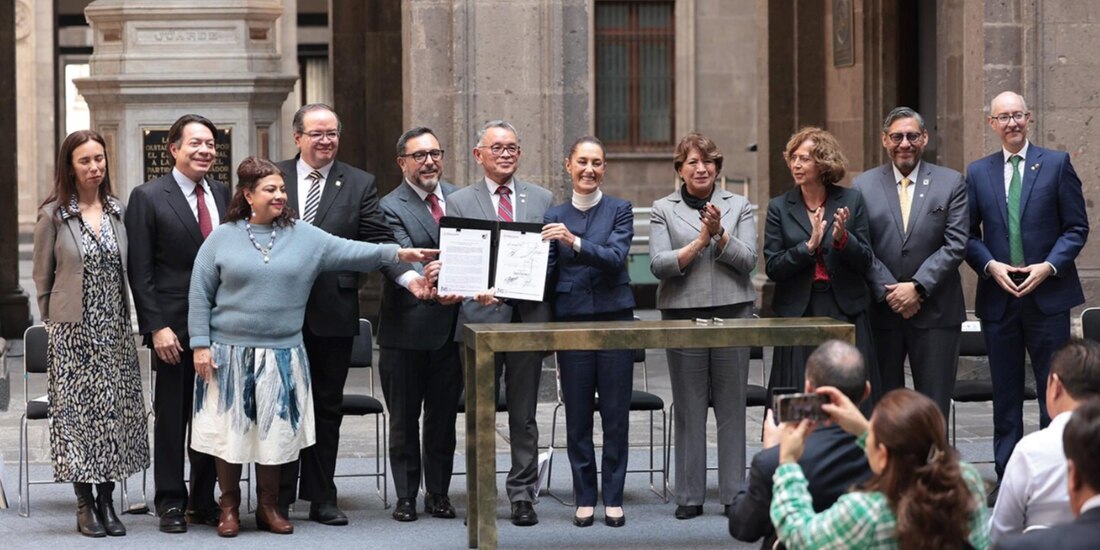 La Presidenta Claudia Sheinbaum (c.), con la gobernadora Delfina Gómez (der.), la jefa de Gobierno, Clara Brugada, y directores de universidades públicas.