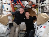 Los astronautas Thomas Pesquet y Shane Kimbrought durante la caminata espacial de este domingo.