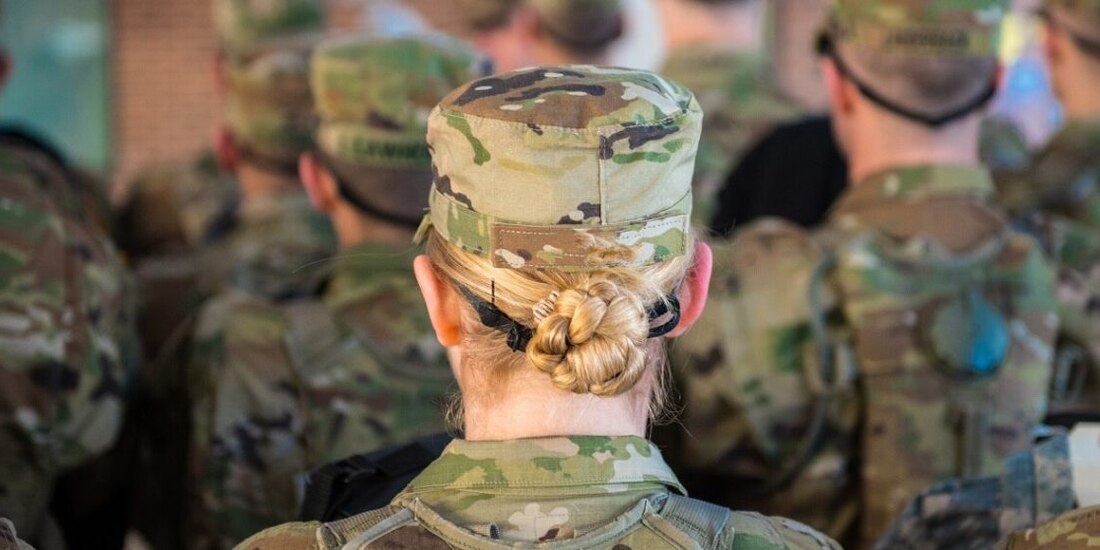 Estados Unidos celebra que ya tiene una mujer francotiradora en el Ejército