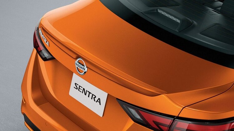 Alerón trasero: Mejora el desempeño aerodinámico.