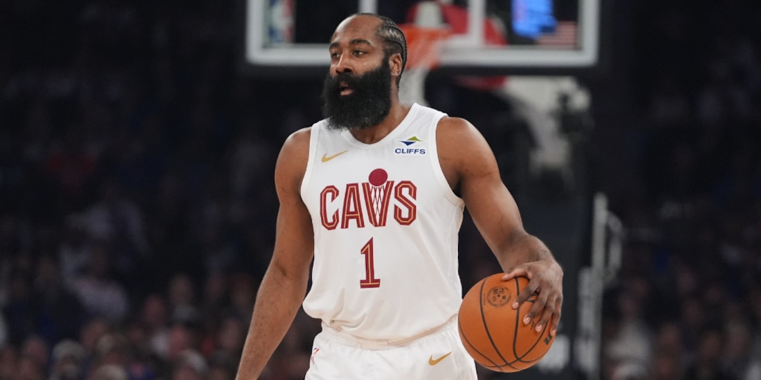 James Harden en un partido con los Cavaliers.