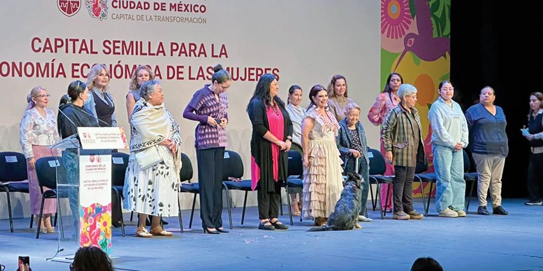 Clara Brugada junto a integrantes de su gabinete y mujeres, ayer.