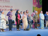 Clara Brugada junto a integrantes de su gabinete y mujeres, ayer.