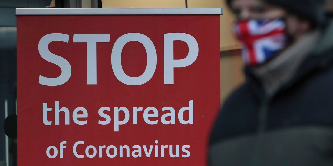 Letrero que pide frenar la diseminación del Covid-19, en Escocia, el 5 de enero de 2021.