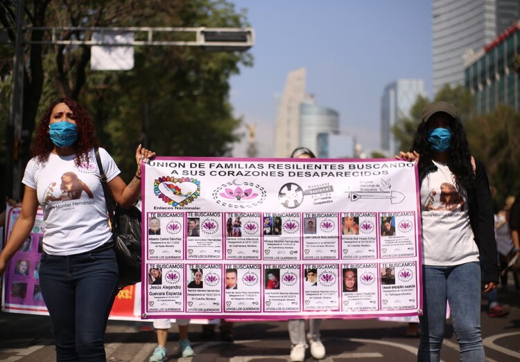 Madres de desaparecidos exigen hablar con AMLO.