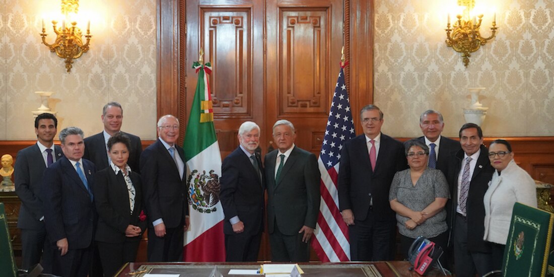 El Presidente y el enviado especial de EU, Chris Dodd (centro), durante el encuentro con funcionarios de ambos países, ayer.