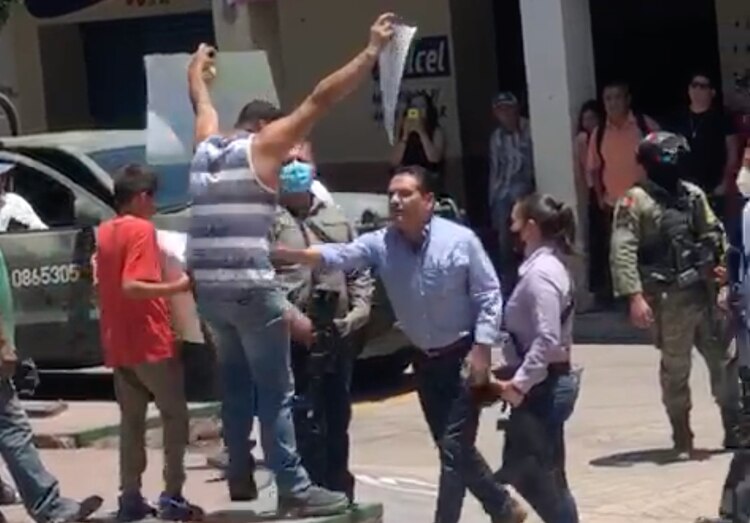 El gobernador de Michoacán, Silvano Aureoles Conejo, acudió al conflictivo municipio de Aguililla, para atender temas de seguridad