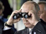 El presidente ruso, Vladimir Putin, utiliza unos prismáticos, en una fotografía de archivo.