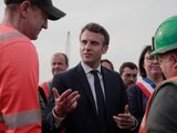 Emmanuel Macron (centro) dialoga con trabajadores de la construcción un día después de la primera vuelta presidencial.