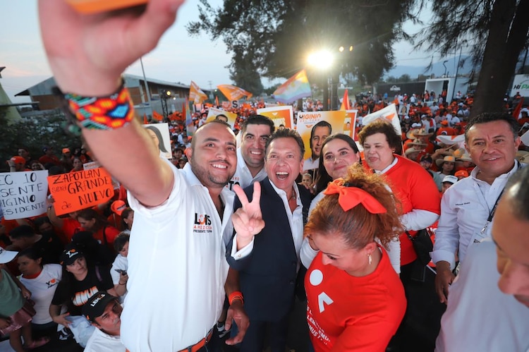 El emecista Pablo Lemus (centro), ayer, en Zapotlán el Grande.