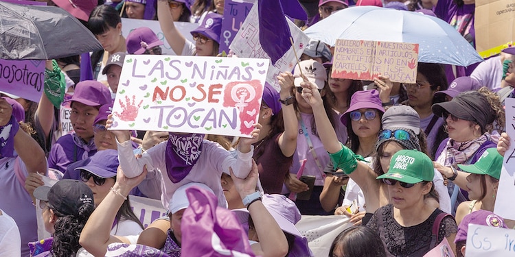 Mujeres al exigir protección para las infancias.