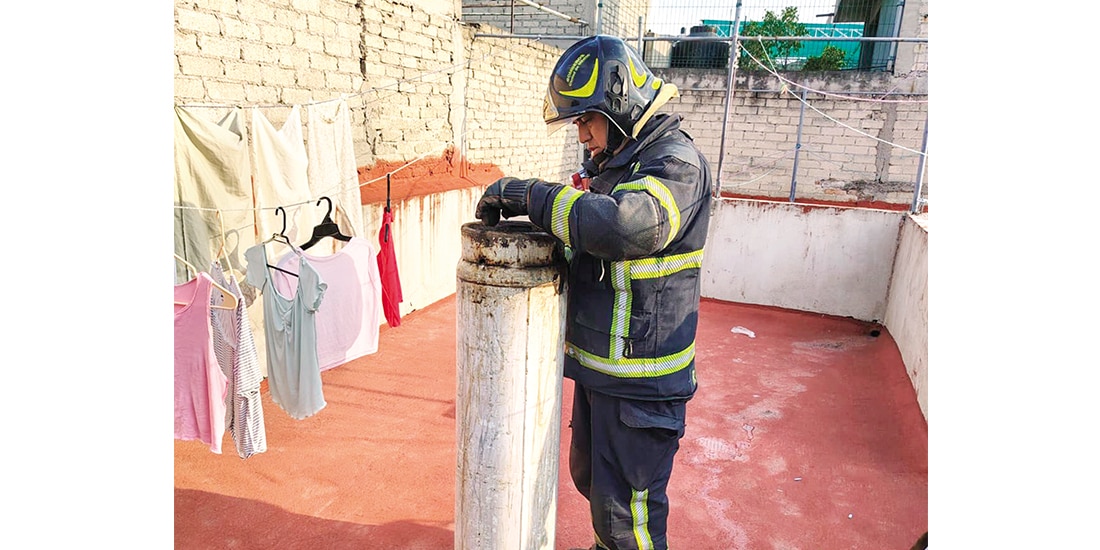 UN BOMBERO revisa en Iztapalapa un tanque que tenía una tuerca floja, el 19 de julio.