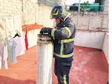 UN BOMBERO revisa en Iztapalapa un tanque que tenía una tuerca floja, el 19 de julio.