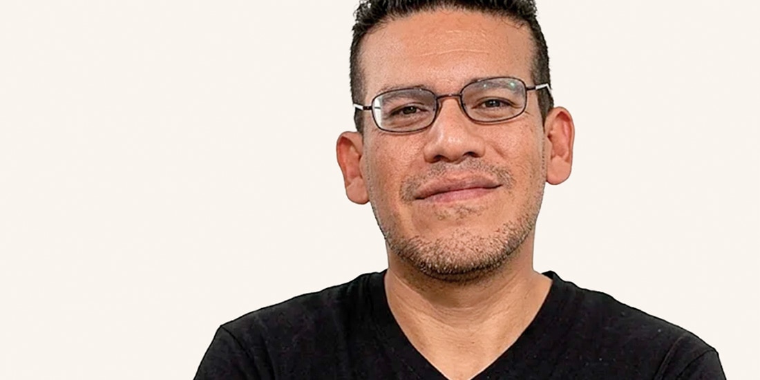 EL ESCRITOR peruano en foto de archivo.