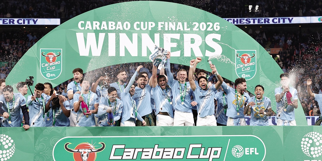 Jugadores del Manchester City celebran el título que ganaron, ayer, en Inglaterra ante el Arsenal