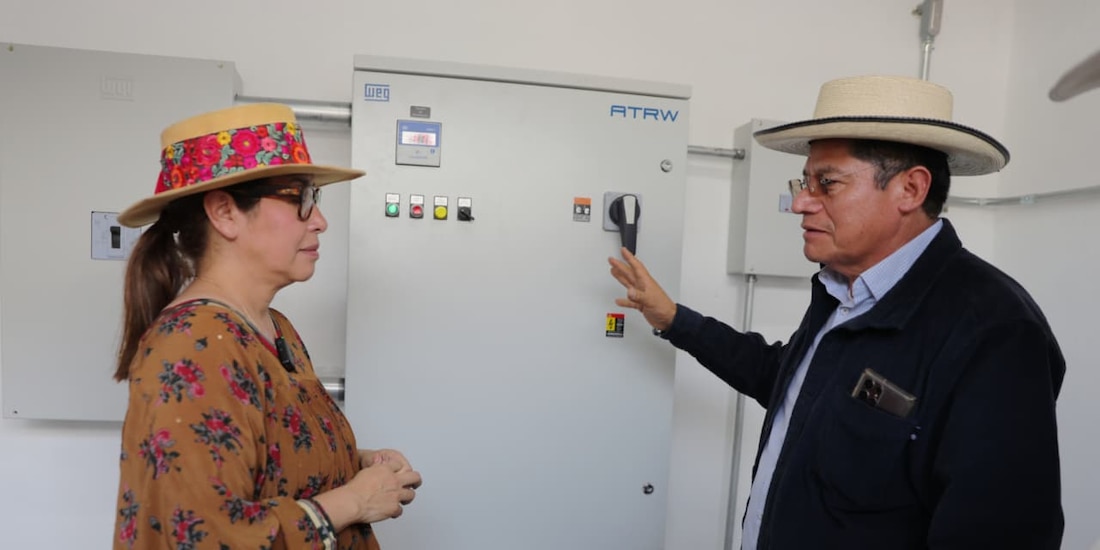 A la derecha, la alcaldesa de Ecatepec.