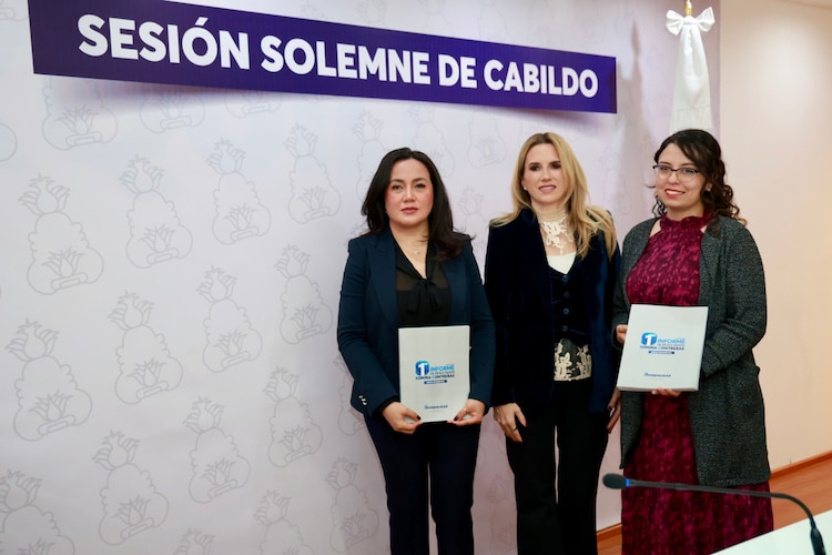 La alcaldesa de Huixquilucan, Romina Contreras, agradece el respaldo de los servidores públicos y miembros del Cabildo al finalizar su informe.