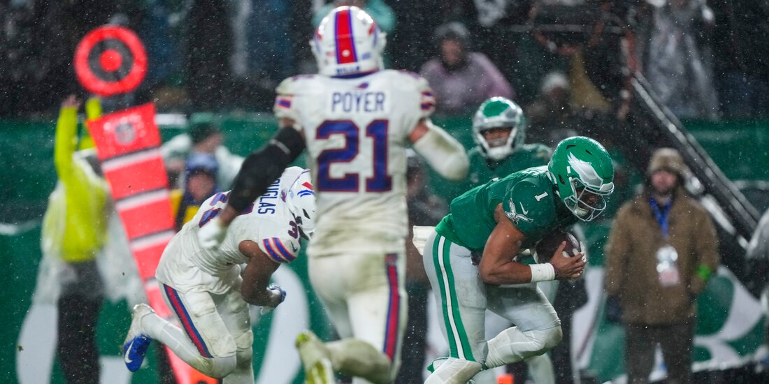 Jalen Hurts, quarterback de los Philadelphia Eagles, anota el touchdown de la victoria en contra de los Buffalo Bills durante el tiempo extra del juego de la NFL