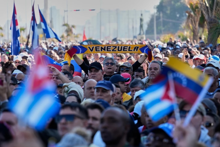 Banderas de Cuba y Venezuela, en una protesta.