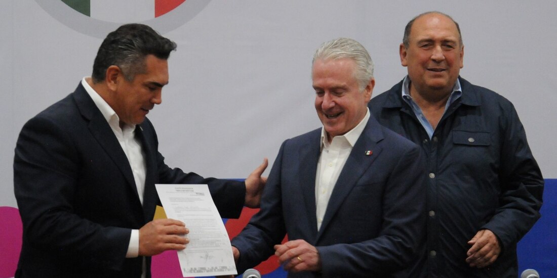 Alejandro Moreno recibe a Santiago Creel efusivamente.