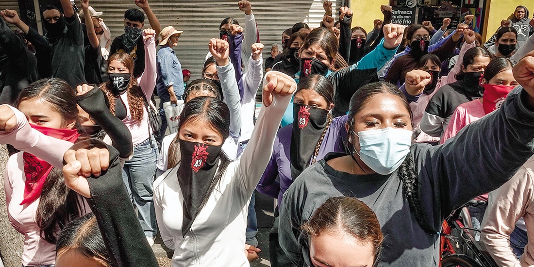 Normalistas, encabezados por la Escuela Normal Rural Isidro Burgos de Ayotzinapa, realizaron una protesta a las afueras de la Suprema Corte de Justicia de la Nación, ayer.