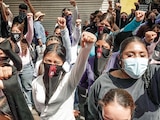Normalistas, encabezados por la Escuela Normal Rural Isidro Burgos de Ayotzinapa, realizaron una protesta a las afueras de la Suprema Corte de Justicia de la Nación, ayer.