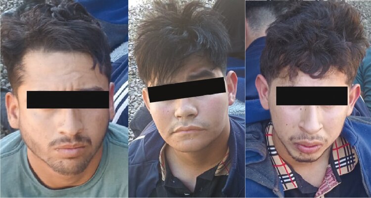 Los tres presuntos delincuentes capturados con armamento en Mazatlán, ayer.