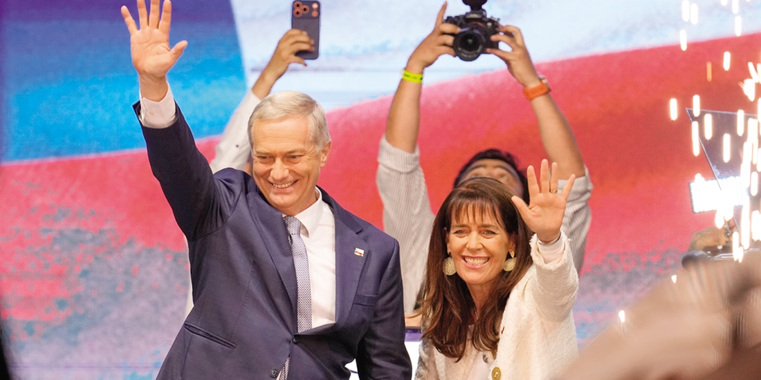 JOSÉ ANTONIO KAST del opositor Partido Republicano, y su esposa María Pía Adriasola, saludan tras ganar la segunda vuelta presidencial en Chile, ayer.