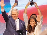 JOSÉ ANTONIO KAST del opositor Partido Republicano, y su esposa María Pía Adriasola, saludan tras ganar la segunda vuelta presidencial en Chile, ayer.