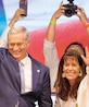 JOSÉ ANTONIO KAST del opositor Partido Republicano, y su esposa María Pía Adriasola, saludan tras ganar la segunda vuelta presidencial en Chile, ayer.