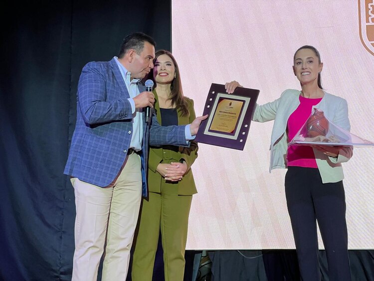 Alcalde de Ciudad Juárez, Cruz Pérez Cuellar, afirma que Claudia Sheinbaum ha sido parte fundamental en los logros de la 4T; señala que su labor la ha hecho acreedora a un Premio Nobel