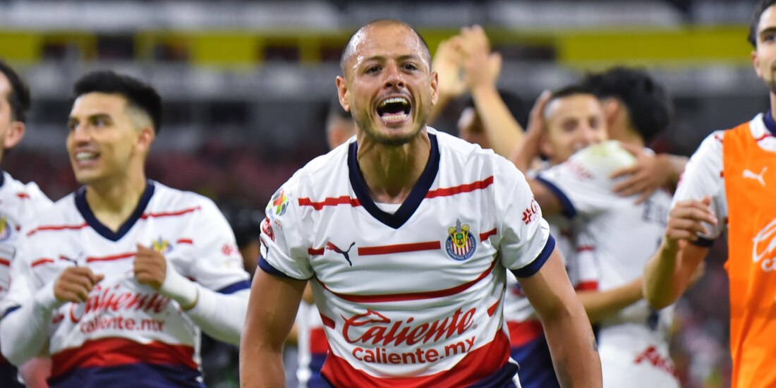 Chicharito Hernández celebra la victoria de Chivas en el Clásico Tapatío del Clausura 2024 de la Liga MX
