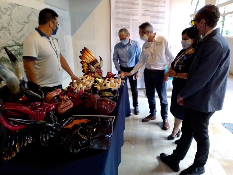 Están presentes los productores de Tlacotalpan, quienes ofrecen dulces, vinos preparados, guitarras, jaranas, blusas con bordados hechos a mano, rebozos, así como artesanía de madera tallada.