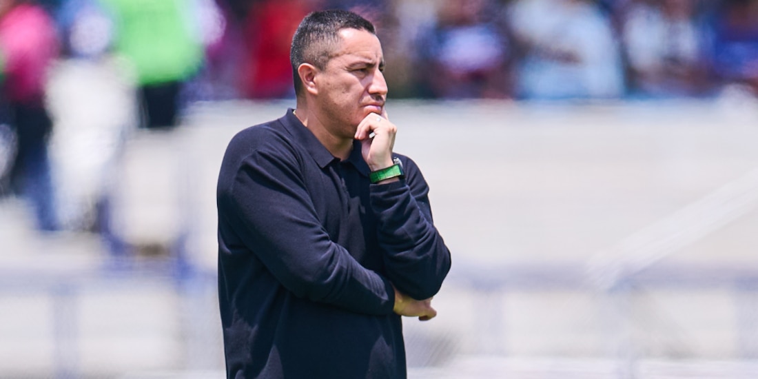 Efraín Juárez sorprendió al untarse popo de pájaro en su ropa.