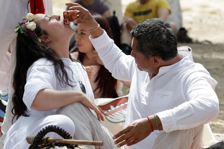 Estas celebraciones reflejan la rica herencia cultural del país y su vínculo con el equilibrio entre la tierra, el cielo y las estaciones.