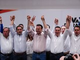 El virtual gobernador de la alianza Va por México (centro), tras celebrar su logro, ayer.