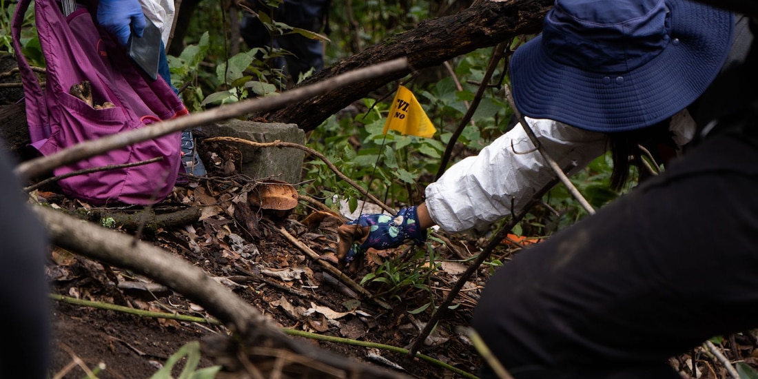 Peritos marcan la localización de restos humanos en la zona del Mirador de Topilejo, en el Ajusco, el 28 de mayo de 2025.