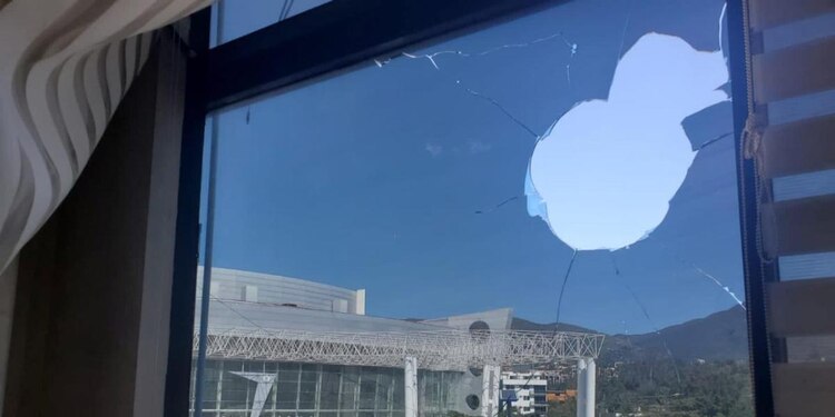 El Palacio de Gobierno en Chilpancingo presenta pintas y vidrios rotos.