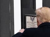 El expresidente de EU, Donald Trump, firma una placa en el muro, el 12 de enero pasado.