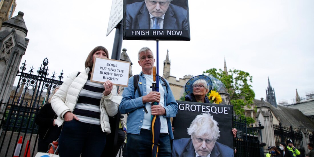 Ciudadanos protestan contra el primer ministro afuera de Downing Street.