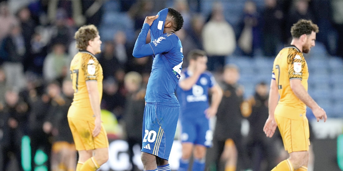 PATSON DAKA se lamenta, ayer, al saber que su equipo no pudo ganar y con eso terminó por consumar el descenso.