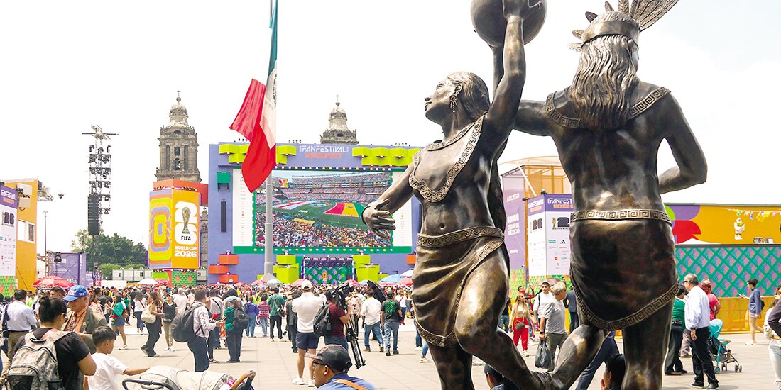 Aficionados junto a una estatua del Fan Fest del Zócalo, ayer.