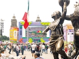 Aficionados junto a una estatua del Fan Fest del Zócalo, ayer.