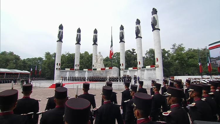 Ceremonia se llevó a cabo en el Altar a la Patria, en Chapultepec.