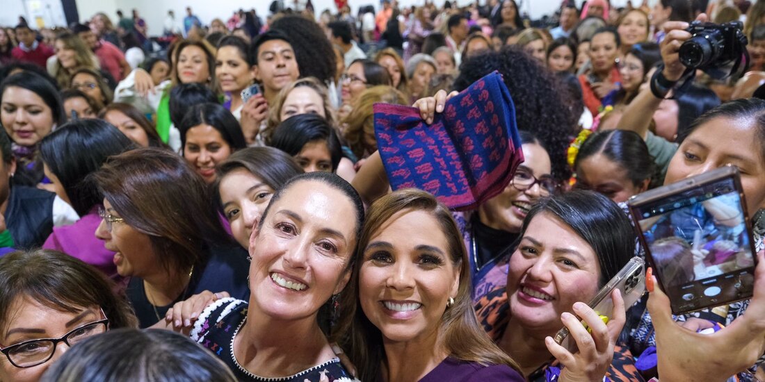 Mara Lezama, gobernadora de Quintana Roo y la jefa de Gobierno de la CDMX, Claudia Sheinbaum Pardo, rodeadas de simpatizantes