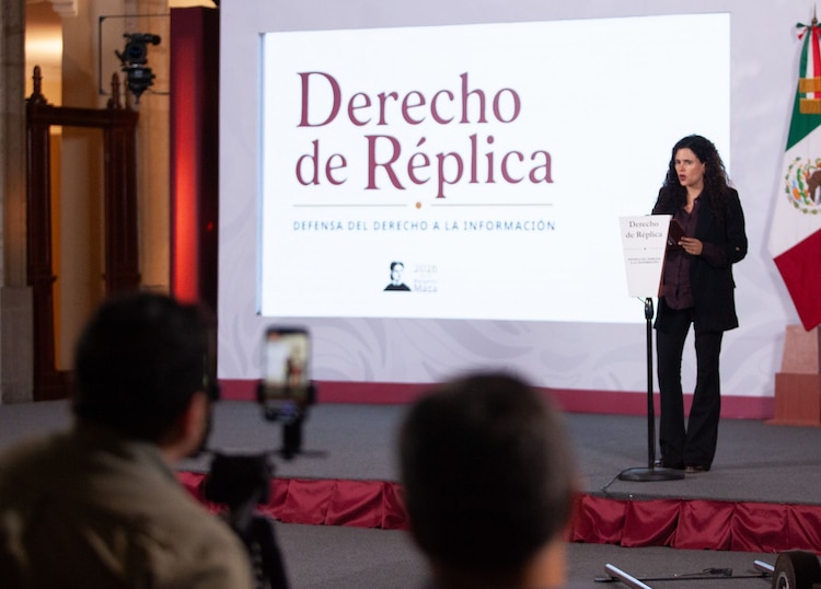 La consejera jurídica de Presidencia, Luisa María Alcalde Luján, durante la conferencia "Derecho de Réplica" en Palacio Nacional, el 12 de agosto de 2026.