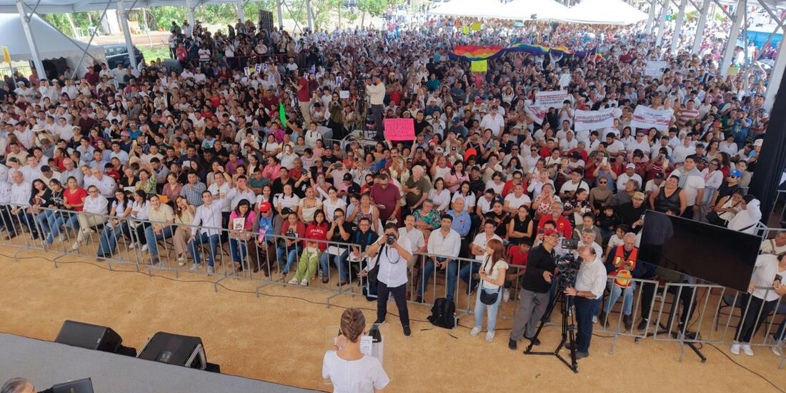 La Presidenta Claudia Sheinbaum Pardo saluda a los beneficiarios durante la ceremonia de entrega de viviendas en Playa del Carmen.